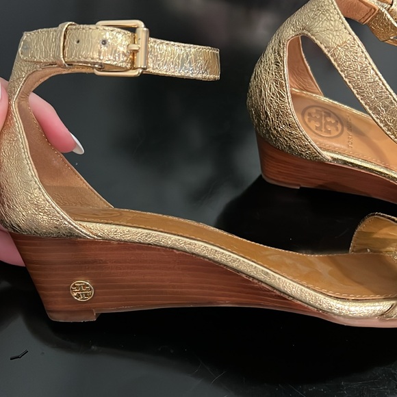 Tory Burch Gold Savannah Wedge- Sz 7.5 - Picture 3 of 8